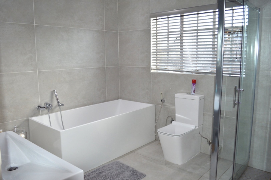 4 Bedroom Property for Sale in Flamwood North West